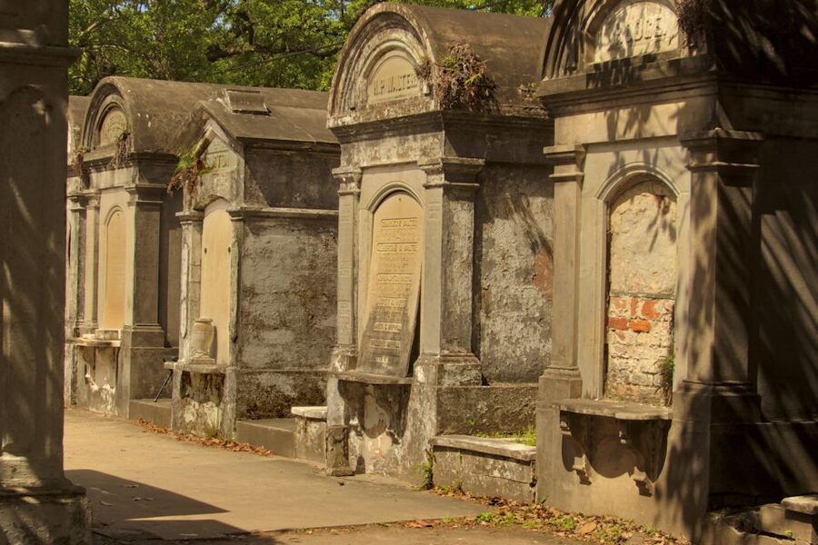Self Guided Audio Ghost Tour in New Orleans in 6 Languages - Why the self-guided format works well
