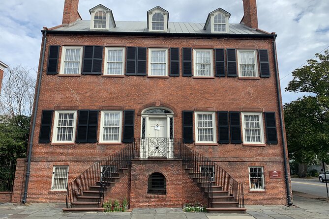 Self-Guided 'Old Squares of Savannah' Solo Walking Tour - Lucas Theatre and a quick architectural pause