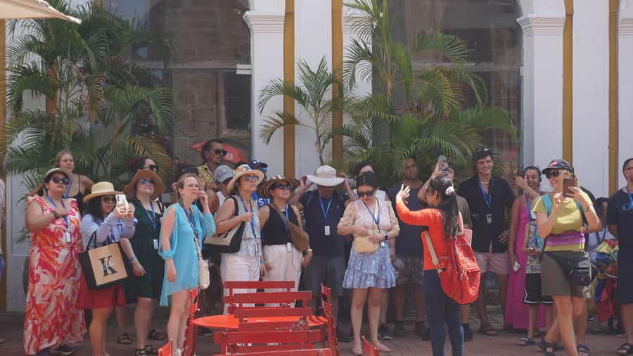 Shared Cartagena Old City Tour with Wireless Audio System - The wireless audio system and shared-group format