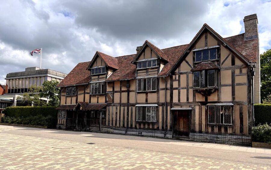 Stratford-upon-Avon: City Walking Tour & Exploration Game - Beyond the Bard: plots, canals, art, and ghost stories