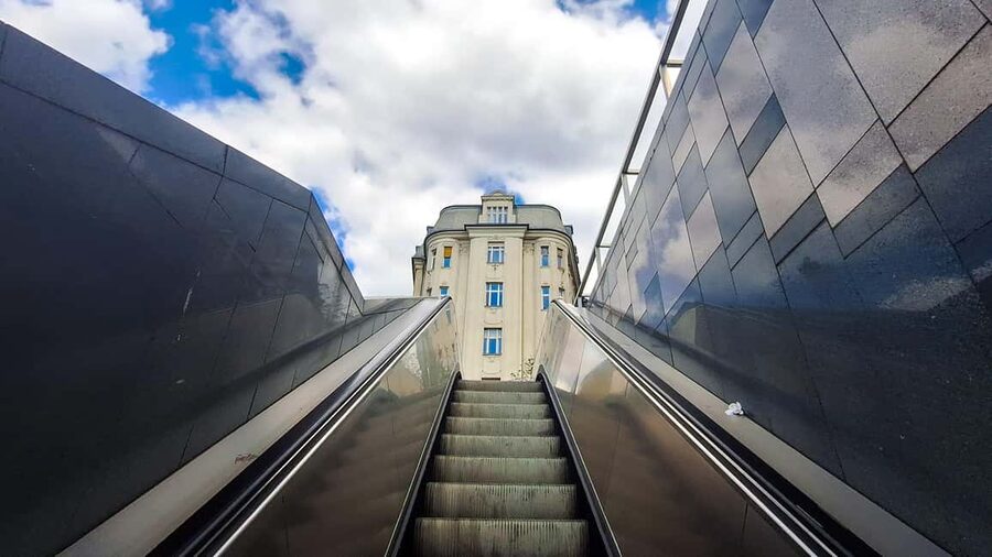 Street photography with your smartphone, tour of Budapest - A ten-minute metro ride changes the rhythm