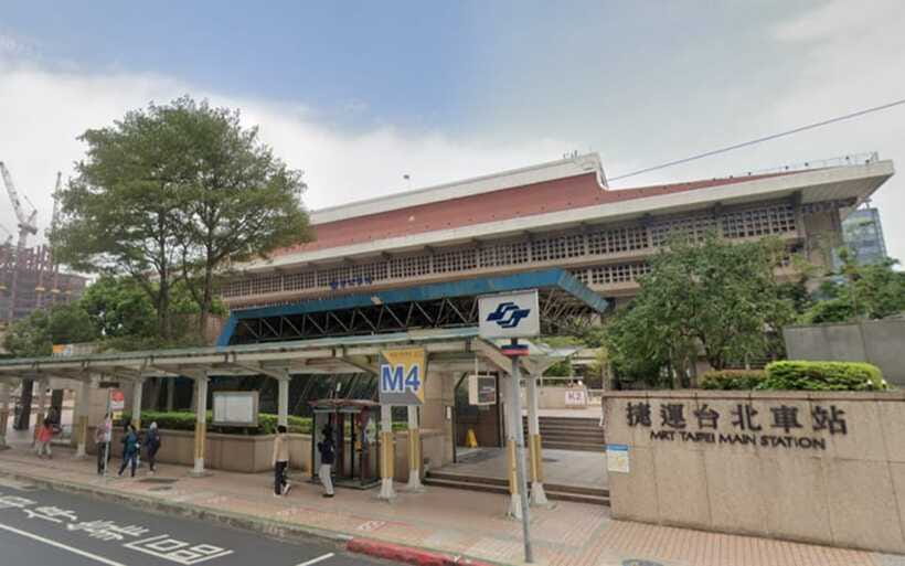 Taipei: Hop-On Hop-Off Sightseeing Bus with Audio Guide - Ximending for shopping, food, and people-watching