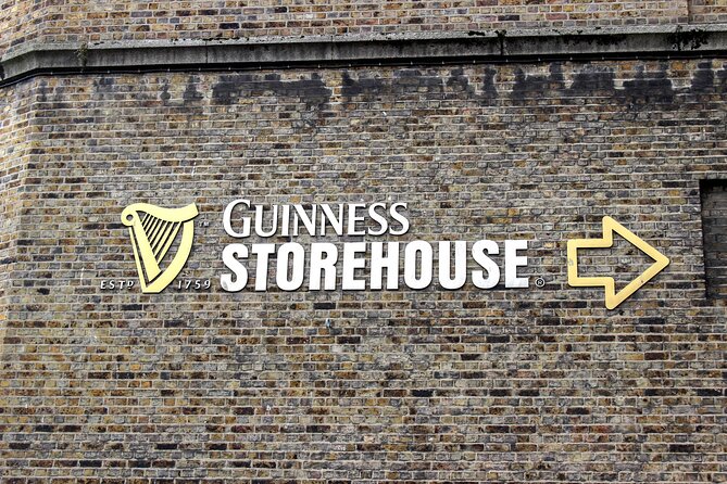 The Dublin Incident: Alien, Whiskey & Clues Exploration Game - Nine stops, nine chances to solve the next clue