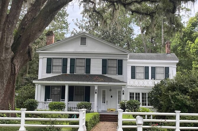The Palmetto Pioneers: A Self-Guided Monticello Walking Tour - The Jefferson County Courthouse at the center of the route
