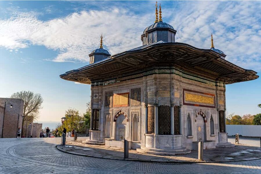 Topkapi Palace and Harem Skip-the-Line-Tickets & Audio Guide - Entering Topkapi Palace and the Harem