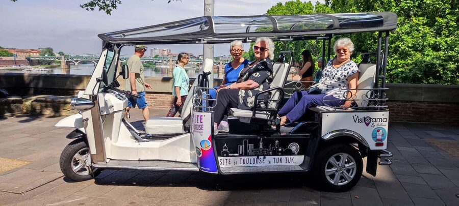 Toulouse: Electric Tuk-Tuk Tour with Photo Stops and Audio - Key points at a glance