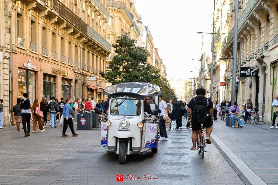 Toulouse: Electric Tuk-Tuk Tour with Photo Stops and Audio - From the Capitole to Saint-Sernin