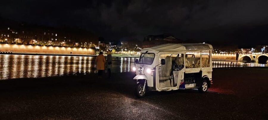 Toulouse: Electric Tuk-Tuk Tour with Photo Stops and Audio - Rivers, bridges, and the old edge of the city