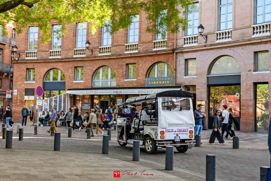 Toulouse: Electric Tuk-Tuk Tour with Photo Stops and Audio - Photo stops and the one-hour time limit