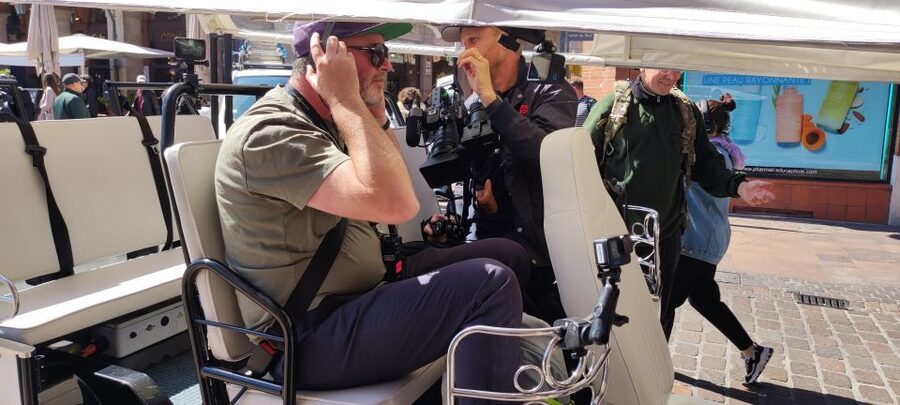 Toulouse: Electric Tuk-Tuk Tour with Photo Stops and Audio - Commentary, music, and language choices