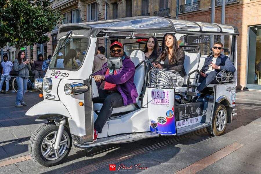 Toulouse: Electric Tuk-Tuk Tour with Photo Stops and Audio - A comfortable ride with clear views above you