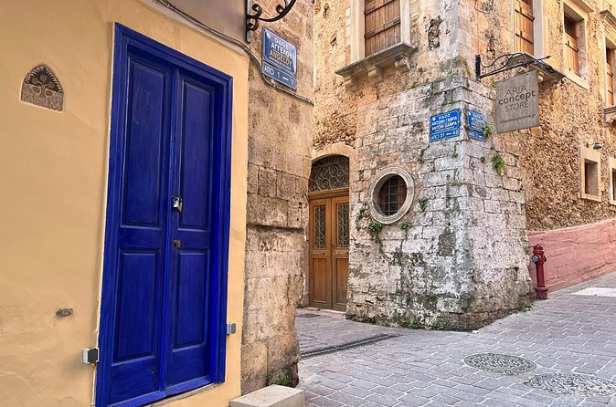True Love in Chania: Self-Guided Romantic Puzzle Walk - The Hand Monument at Plateia Talo