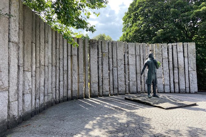 Turtle Bunbury's Dublin: A Self-Guided Audio Tour from a Celebrated Author - Kennedy’s Pub and the approach to Trinity College