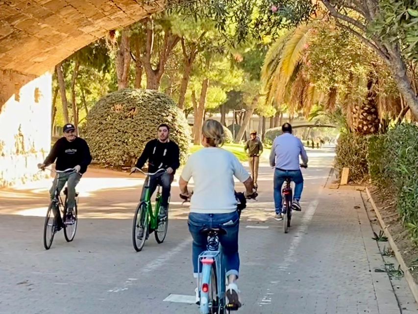 Valencia: 2-in-1 Biking and Walking Audio-Guided Route - One app, two very different views of Valencia