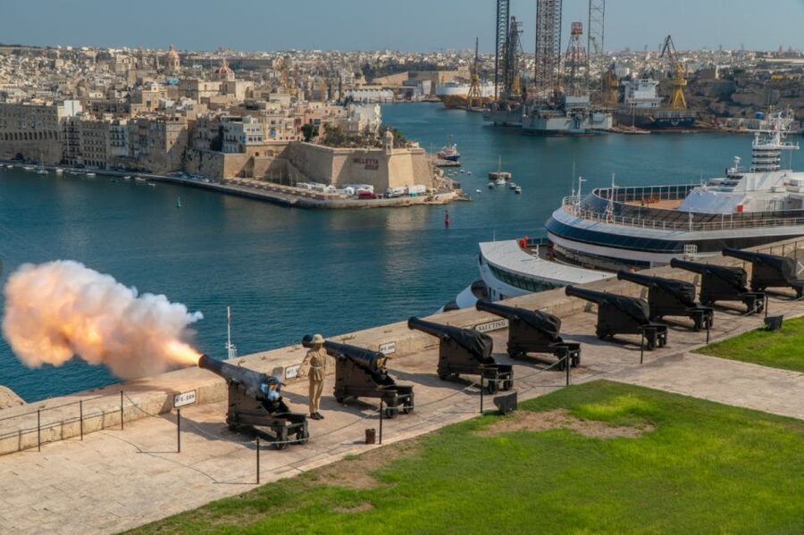 Valletta: Self-Guided Historical Walking Tour (Audio Guide) - St. George’s Square and the Grand Master’s Palace