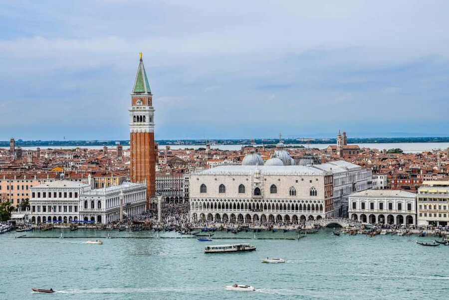 Venice: Doge's Palace, Bridge of Sighs, Prisons, Correr & Audio Guide - Meeting the host between the marble lions