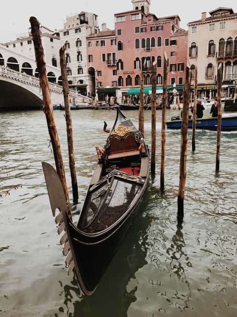 Venice: Gondola Ride under the Bridge of Sighs with Audio Guide App - Audio guide or live guide on board
