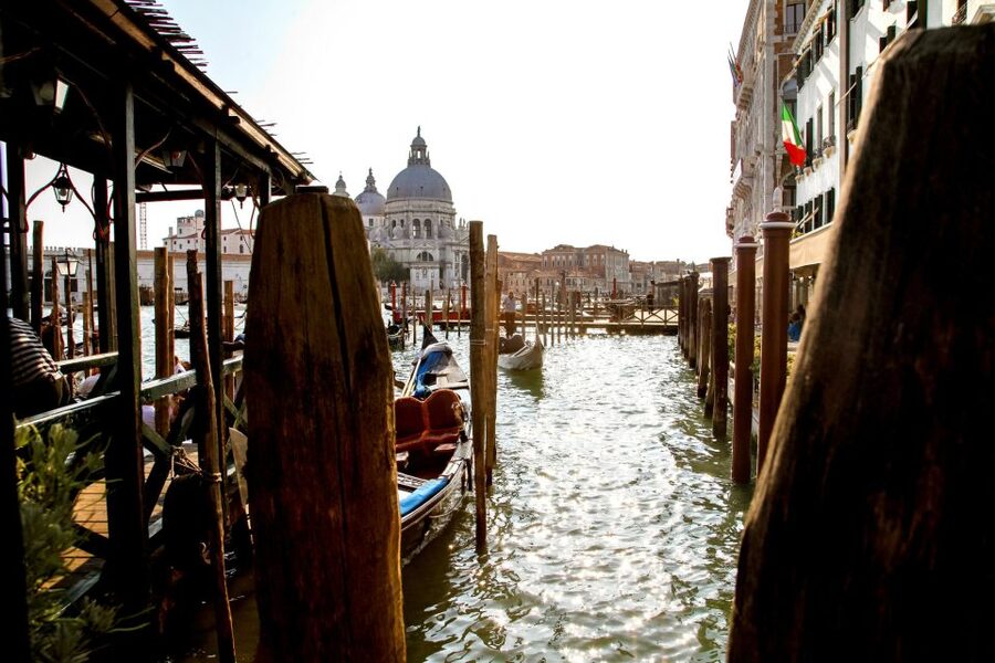 Venice: Gondola Ride with Live Guide or Audio Guide - Why this gondola ride works for a first visit