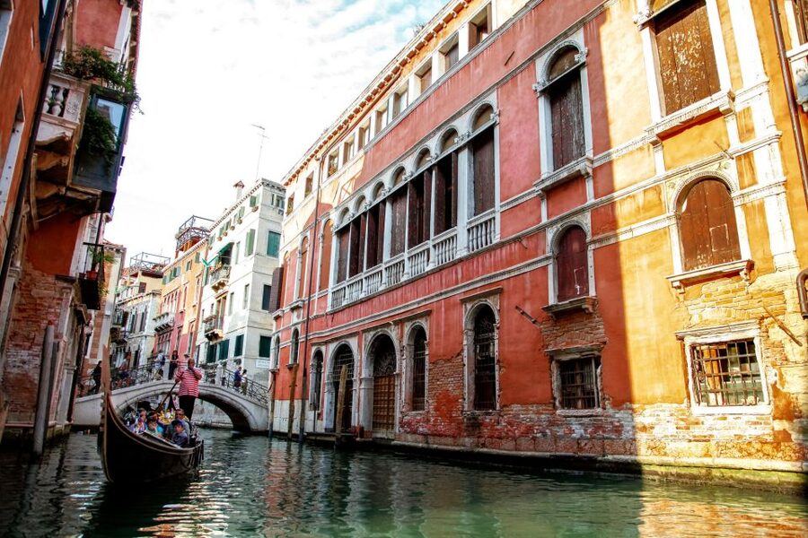 Venice: Gondola Ride with Live Guide or Audio Guide - Live guide onboard or audio guide by app