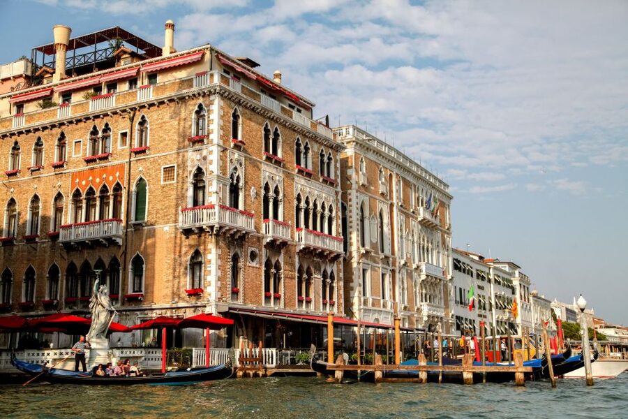Venice: Gondola Ride with Live Guide or Audio Guide - Shared gondola seating and the Economy warning