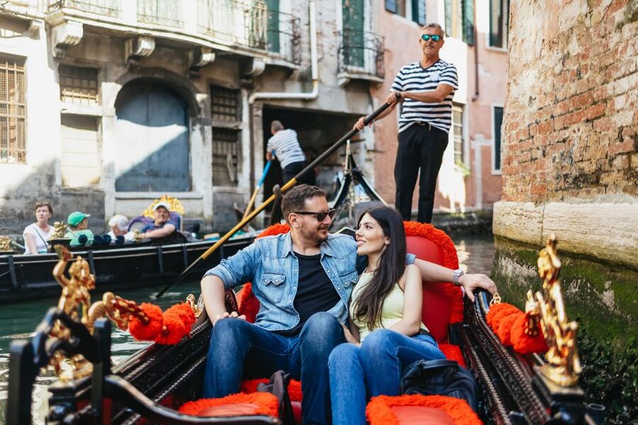 Venice: Grand Canal Gondola Ride with App Commentary - What sharing the gondola is really like