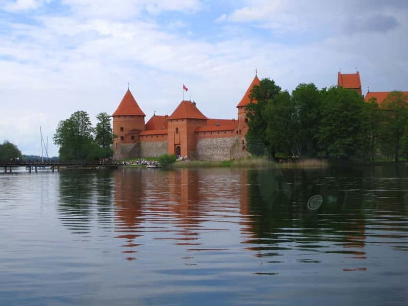 Vilnius: Trakai Tour with Audio Guide and Minibus Transfers - Arriving beside Lake Galvė