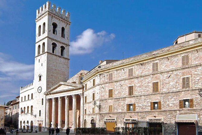 Visit ASSISI on foot with the Audio guide app for Smartphone - Saint Francis’s birthplace and Piazza del Comune