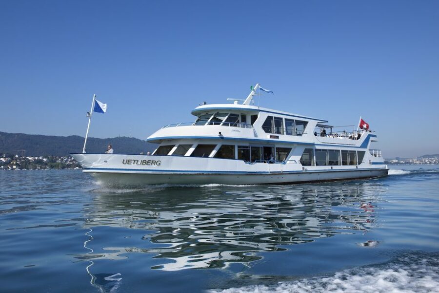 Zurich: City Bus Tour with Audio Guide and Lake Cruise - Bahnhofstrasse, Banks, and the First City Views