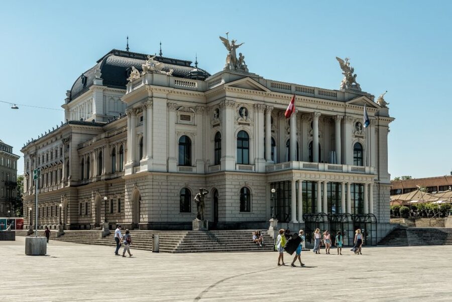 Zurich: City Top Attractions Tour by Bus with Audio Guide - Old Zurich’s churches and guild houses from a moving seat